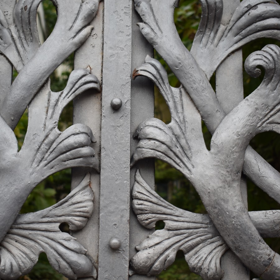 Détail d'un portail en fer forgé avec motifs décoratifs, ferronnerie et découpe laser
