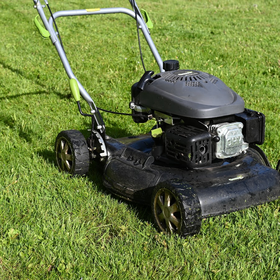 Tondeuse à gazon sur une pelouse entretenue, jardinage à Saint-Gilles