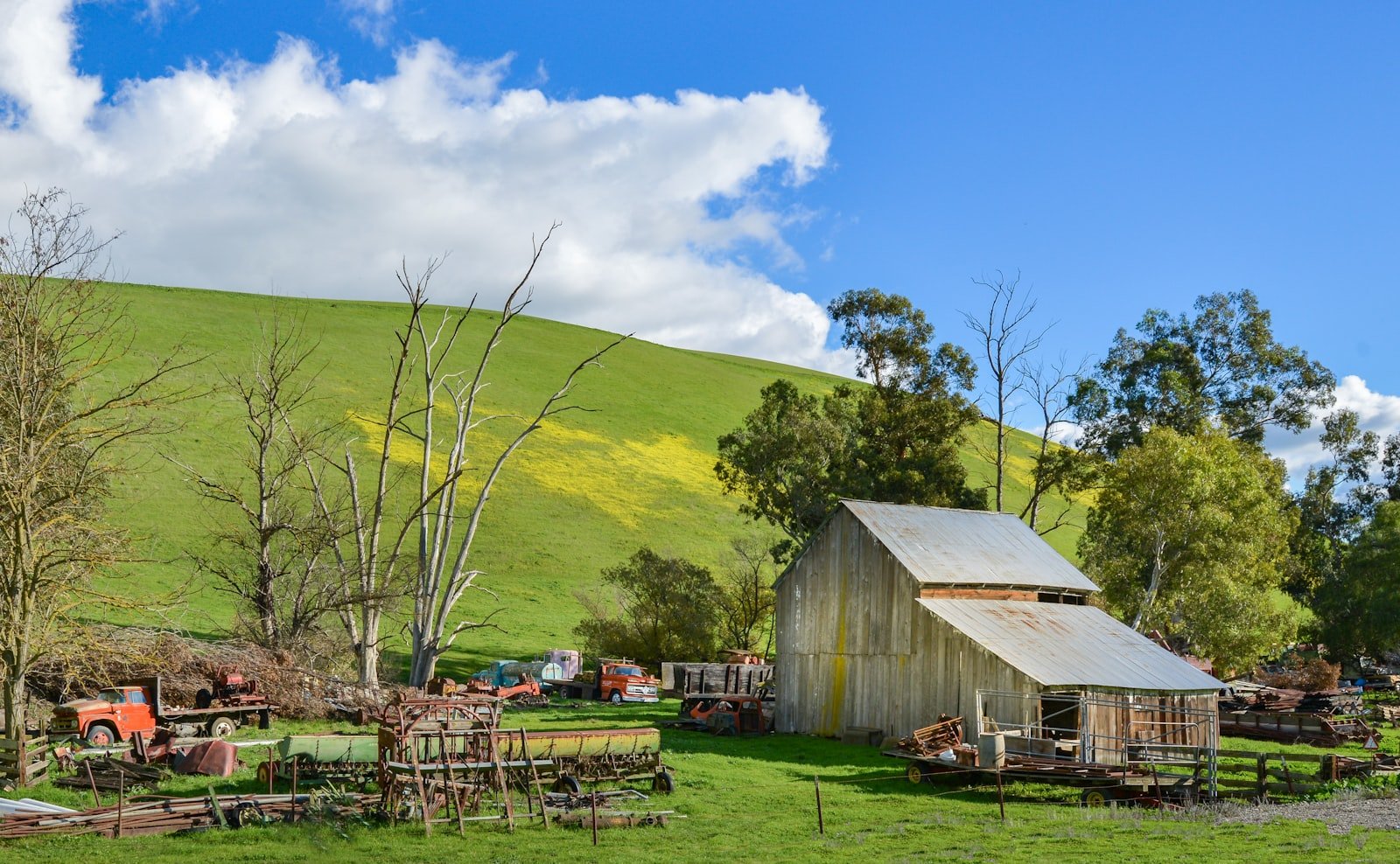 Grand terrain agricole avec bâtiment de ferme sur une colline