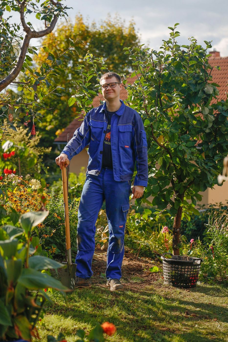 Jardinier d'A'TOUT FER en tenue de travail, prêt à intervenir à Saint-Gilles
