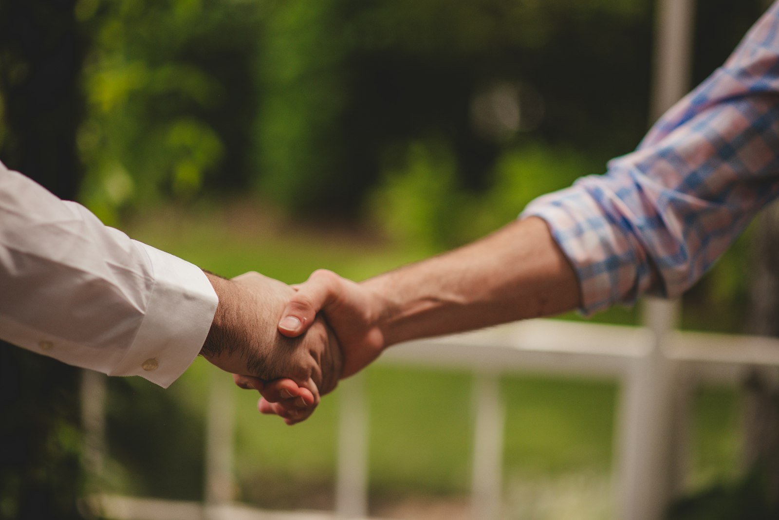 Poignée de main entre A'TOUT FER et un client à l'issue d'un rendez-vous