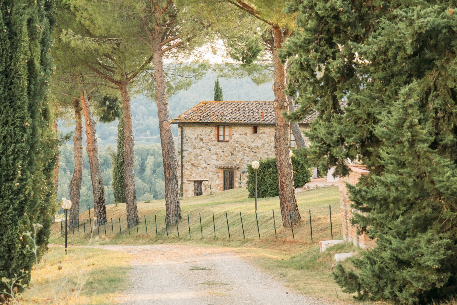 Maison en pierre entourée de pins, terrain concerné par l'obligation légale de débroussaillage