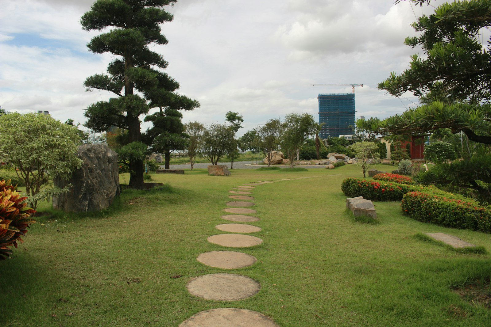 Allée de jardin en pas japonais dans un parc soigneusement entretenu
